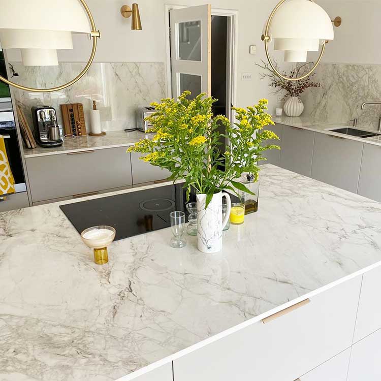 Kitchen and island with white marble effect Dekton Bergen porcelain countertops