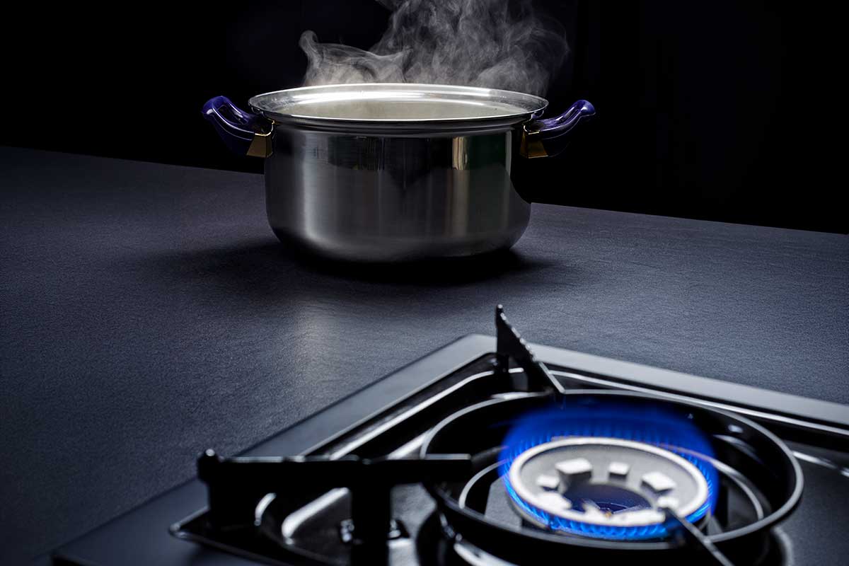 Dekton image showing a hot pan sitting on the sintered stone surface to demonstrate the materials heat resistance properties